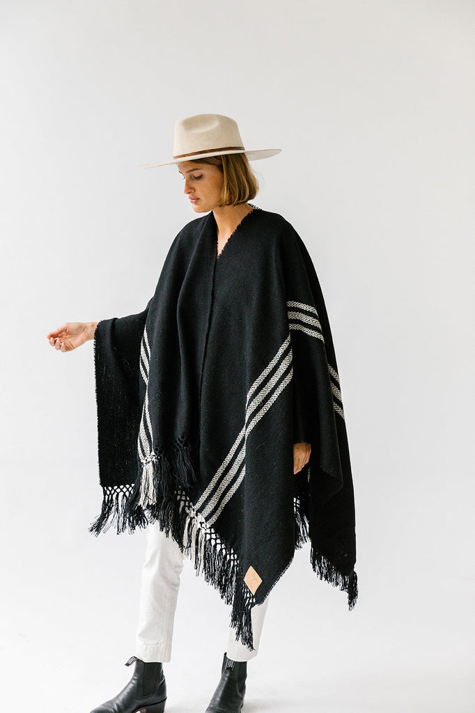 Pampa Andes Poncho | White on black