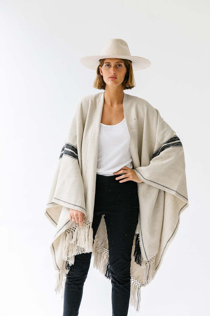 Pampa Andes Poncho | Black on white